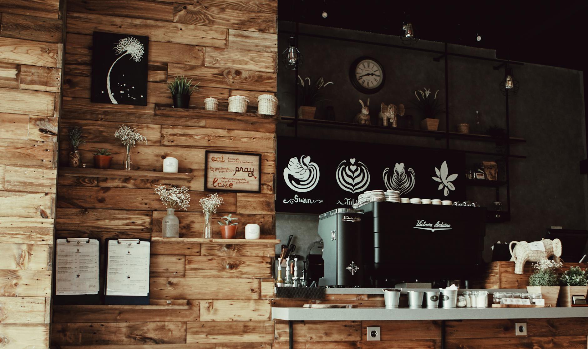 Kaffeebar mit Espressomaschine und Holzdekor