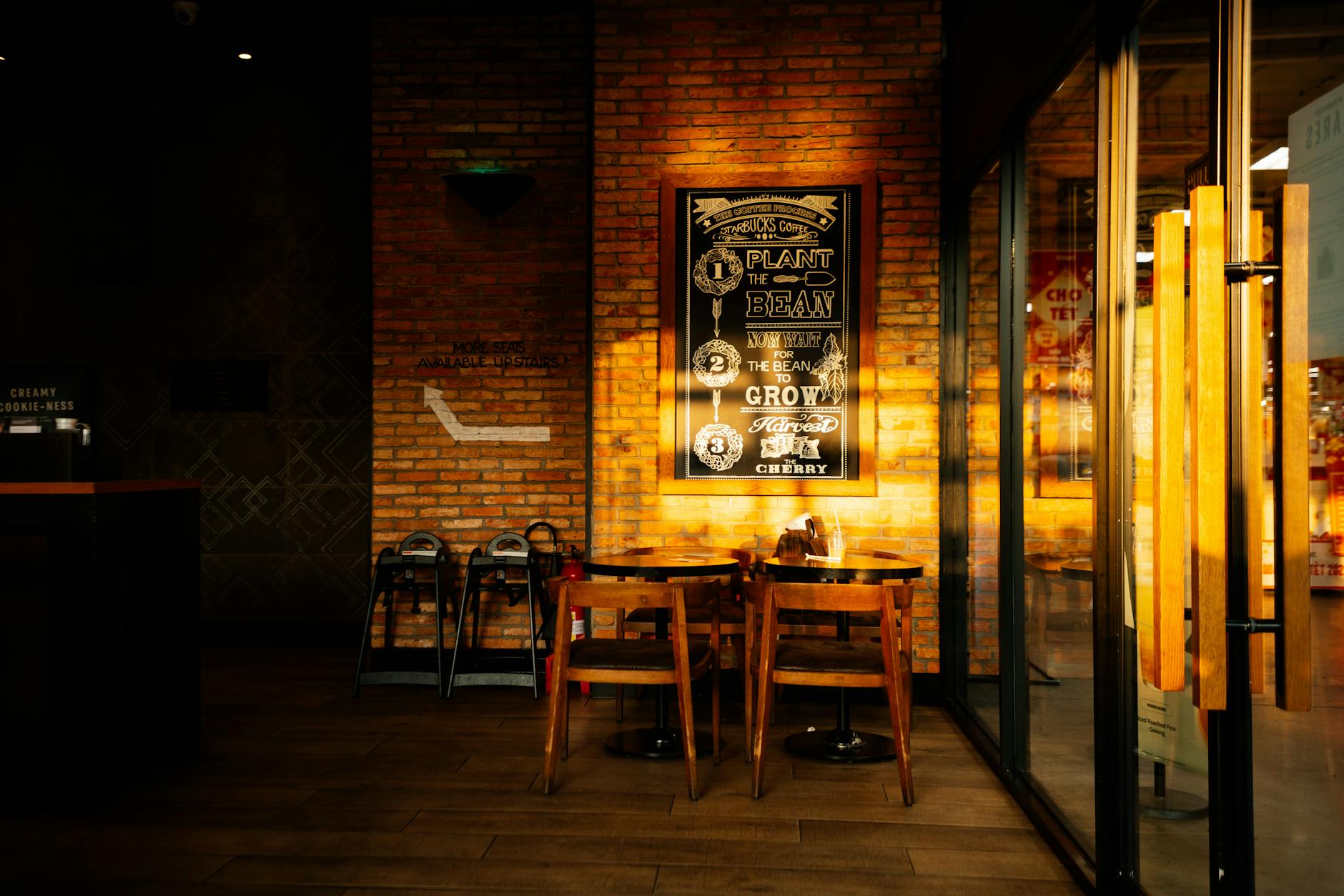 Warmes Kaffeehaus-Interieur mit Sonnenlicht