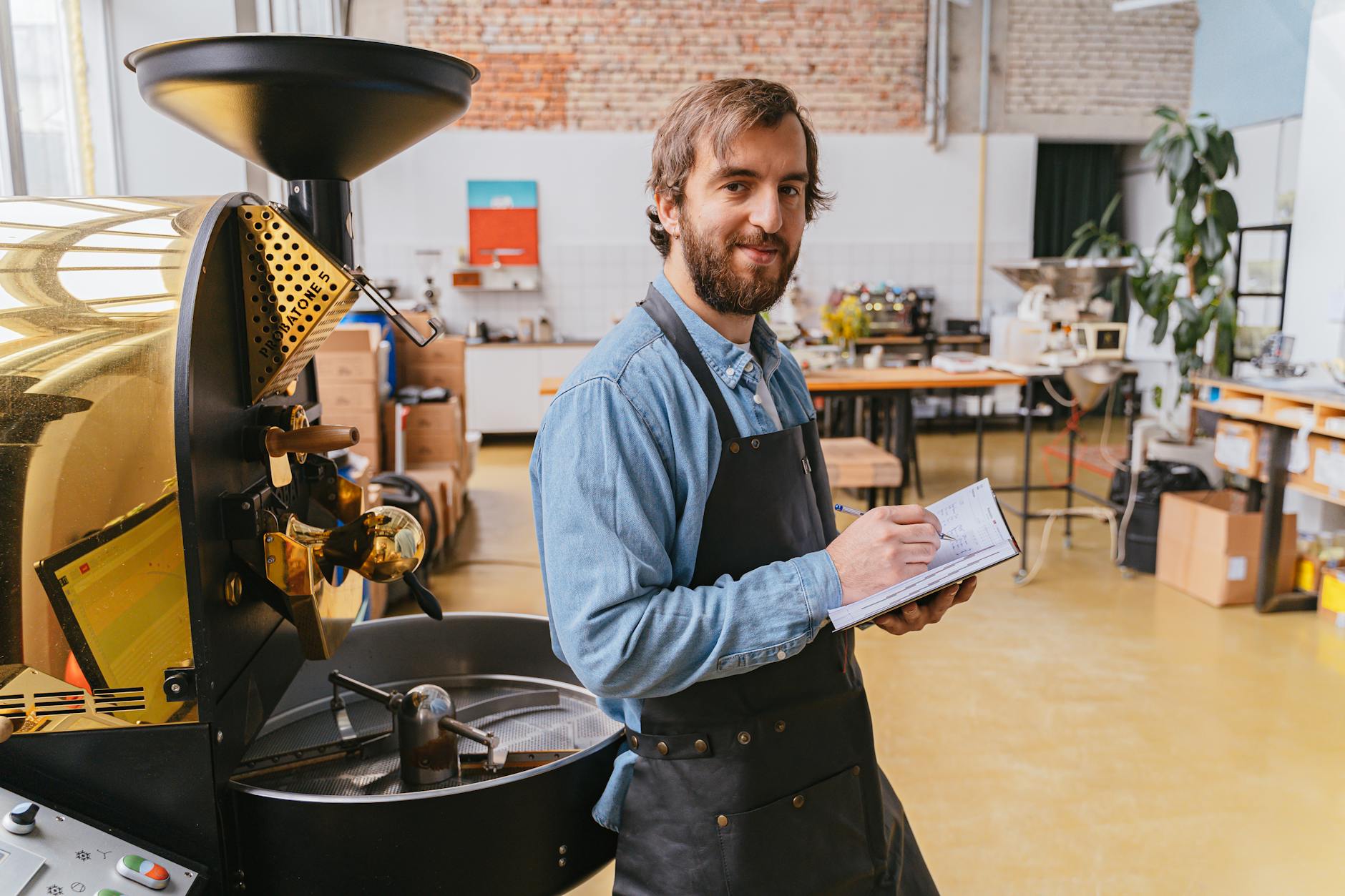 Rösterei — Barista beim Verkosten von Kaffeebohnen